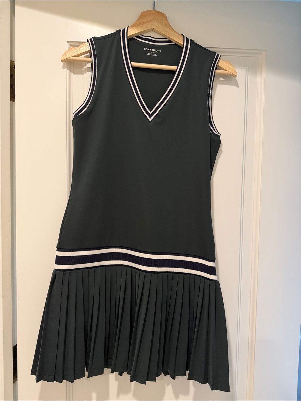 Tory Sport Black Sleeveless V‑Neck Pleated Tennis Dress with White Trim